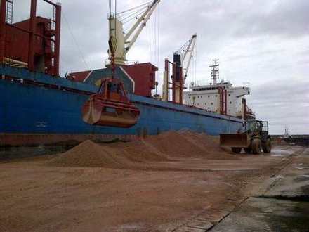 Grab discharge alongside